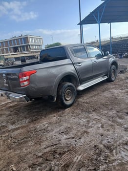 Pick-up Fiat en bon état, diesel, 94 000 km, manuel