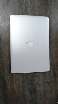 MacbookAir 13 pouces, excellent état, légère déchirure