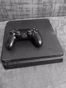 Playstation 4 avec 2 manettes et 1 jeu inclus