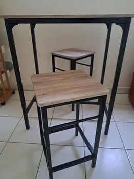 Table haute et tabourets pour un aménagement élegant