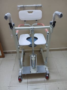 Chaise percée médicale réglable avec accoudoirs et roulettes