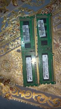 2 Barrettes RAM 2 Go DDR3 Micron/HP PC3-10600