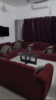Appartement meublé de 2 chambres, salon et cuisine, situé près de l\'hôpital Al Shifa, sur la route de Venise à Djibouti. Possibilité de colocation (1 chambre).