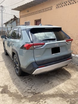 4 voitures à vendre - TOYOTA RAV4 2022 & HYUNDAI CRETA 2023 & HYUNDAI SANTÉ FE 2016 & TOYOTA LANDCRUISER PRADO 2021