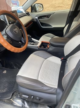 4 voitures à vendre - TOYOTA RAV4 2022 & HYUNDAI CRETA 2023 & HYUNDAI SANTÉ FE 2016 & TOYOTA LANDCRUISER PRADO 2021