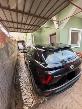 4 voitures à vendre -TOYOTA HILUX 2023 38.000 KM & HYUNDAI CRETA 2023 & HYUNDAI SANTÉ FE 2016 & Toyota Prado 2021