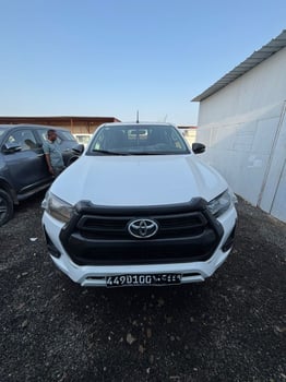 4 voitures à vendre -TOYOTA HILUX 2023 38.000 KM & HYUNDAI CRETA 2023 & HYUNDAI SANTÉ FE 2016 & Toyota Prado 2021