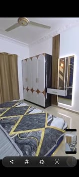 Salon complet avec chambre à coucher et TV en très bon état