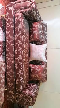 Salon neuf avec accessoires, prêt à être installé