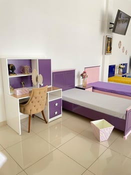Chambre enfant complète – lits simples violet & rose avec bureau