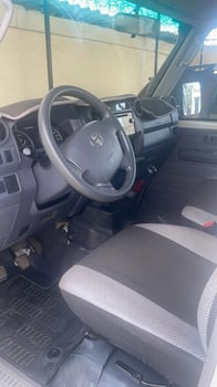 Toyota Land Cruiser HZJ76 2023, faible kilométrage, garantie jusqu\'en 2026