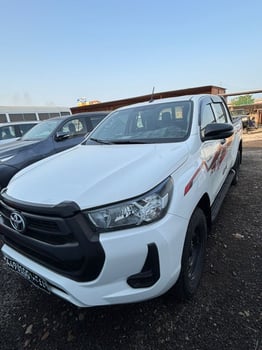 4 voitures à vendre -TOYOTA HILUX 2023 38.000 KM & HYUNDAI CRETA 2023 & HYUNDAI SANTÉ FE 2016 & Toyota Prado 2021