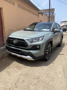 4 voitures à vendre - TOYOTA RAV4 2022 & HYUNDAI CRETA 2023 & HYUNDAI SANTÉ FE 2016 & TOYOTA LANDCRUISER PRADO 2021