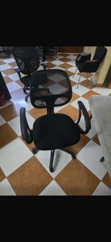 Fauteuil de bureau ergonomique en maille avec accoudoirs et roulettes