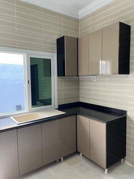 Cuisine moderne Black & Beige – Le Minimalisme de Luxe par SkyLife Homes