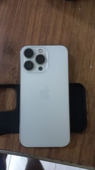 iPhone 13 Pro argent 128 Go, 5 coques offertes, batterie 74%, négociable