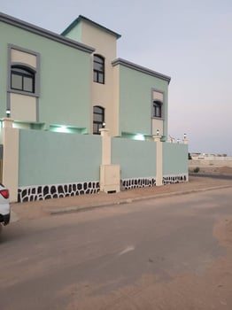 Maison à louer à Haramous, 4 chambres, prix négociable