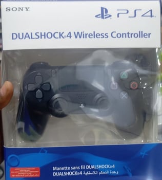 Manette PS4 neuve, originale et disponible.