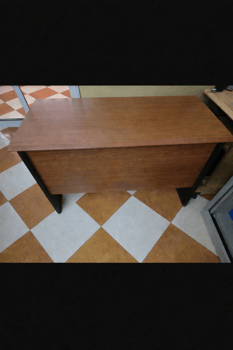 Bureau droit en bois foncé pour espace de travail fonctionnel