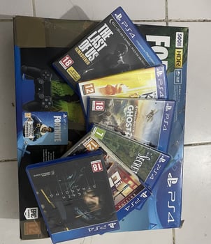 PS4 Slim 500GB + Manette + 6 jeux inclus, comme neuf