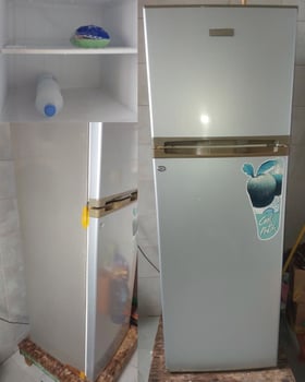 Réfrigérateur en bon état avec support en bois - 6 ans d\'utilisation