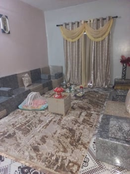 Salon moderne avec tapis et rideau inclus