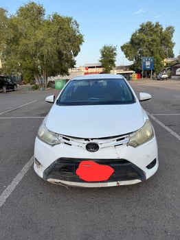 Toyota Yaris blanche, boîte automatique, économique et confortable