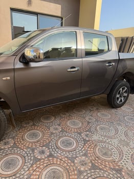 4 voitures à vendre - SUZUKI SWIFT 4 500 km 2022 & FIAT FULLBACK 2018 & HYUNDAI CRETA 2023 noir & HYUNDAI SANTÉ FE 2016