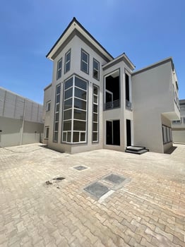 Villa moderne G+2 haut standing avec piscine et parking à louer à Haramous