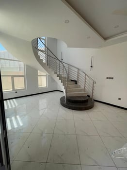 Villa moderne G+2 haut standing avec piscine et parking à louer à Haramous