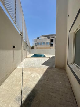 Villa moderne G+2 haut standing avec piscine et parking à louer à Haramous