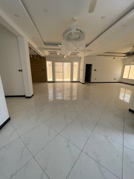 Villa moderne G+2 haut standing avec piscine et parking à louer à Haramous