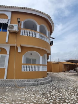 VILLA À LOUER SITUÉ HARAMOUS IDÉAL POUR RESIDENCE ET ENTIÈREMENT CLIMATISÉE