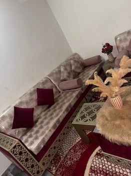 Salon neuf avec table TV et accessoires rideaux