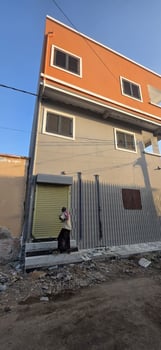 Locaux commerciaux et appartements F3 à louer (Q7 – Cité IF / Iyo Akiro)