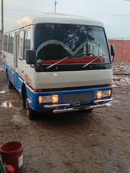 Bus Mitsubishi Rosa 4D32 en excellent état