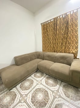 Canapé en tissu gris en bon état - forme L