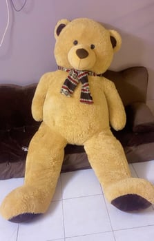 Ours géant en peluche, doux et parfait pour décorer une chambre