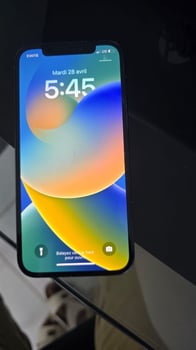 iPhone 12 128 Go en bon état avec batterie à 86 %