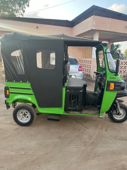 Bajaj quasi neuf, prêt à rouler avec assurance incluse