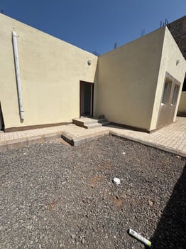 Villa neuve 3 chambres avec parking sécurisé à PK18