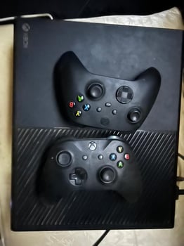Xbox avec 2 manettes et 2 jeux, bon état, prix négociable