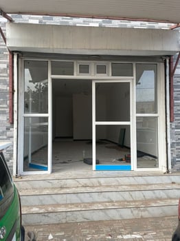 Local commercial avec toilette et réservoir d\'eau à louer - Rue Mandela