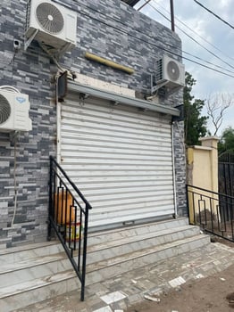 Local commercial avec toilette et réservoir d\'eau à louer - Rue Mandela