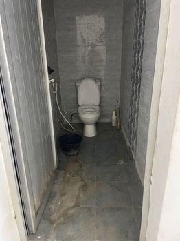 Local commercial avec toilette et réservoir d\'eau à louer - Rue Mandela