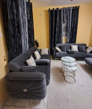 Salon complet et chambre à manger avec accessoires inclus