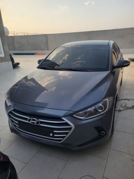 Hyundai Avante 2018 diesel boîte automatique en excellent état