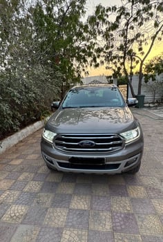 Ford Everest 2022 diesel 7 places boîte automatique en bon état