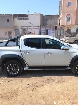 4 Voitures en excellent état à vendre : 25700 km MITSUBISHI L200 automatique 2022 & MARQUE MG 2016 & HYUNDAI VENUE 2022 & Kia SPORTAGE 2012