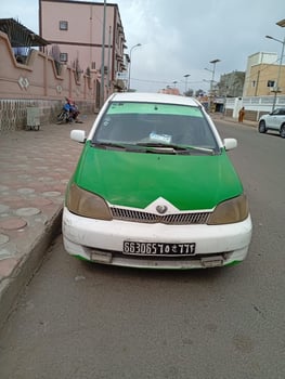 Taxi Toyota Plaza en bon état
